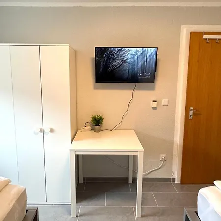 Dutti's - B I 2 I 4 Beds I Kitchen I Wifi I Tv I Parking I Autobahn Apartment