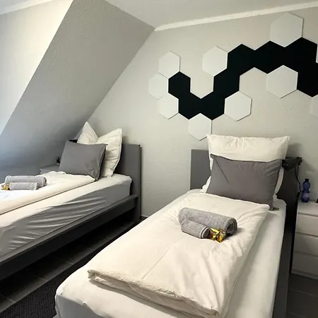 Dutti's - I 2 I 4 Beds I Kitchen I Wifi I Tv I Parking I Autobahn Apartment